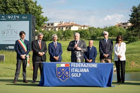 Adrian Meronk con le Autorità presenti alla premiazione