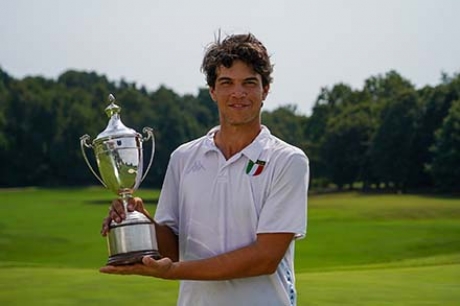 Giovanni Manassero con il trofeo