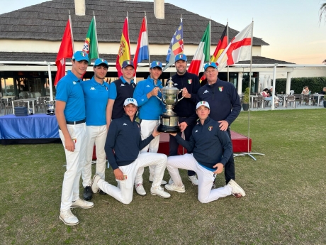 Gli azzurri con il trofeo