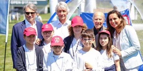 Nella foto: da sinistra a destra Gian Paolo Montali, Andrea Abodi, Franco Chimenti, Antonella Baldino e un gruppo di studenti dell’Istituto Comprensivo Leonardo Da Vinci di Guidonia Montecelio