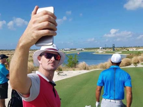 Justin Rose immortala con un selfie il rientro in gara di Tiger Woods