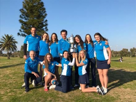 Le azzurre con il trofeo