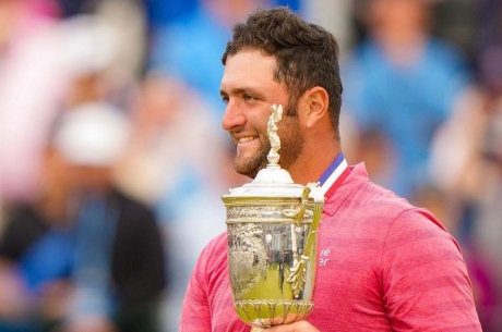 Jon Rahm con il trofeo