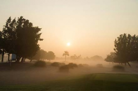 Emirates Golf Club a Dubai con nebbia al mattino