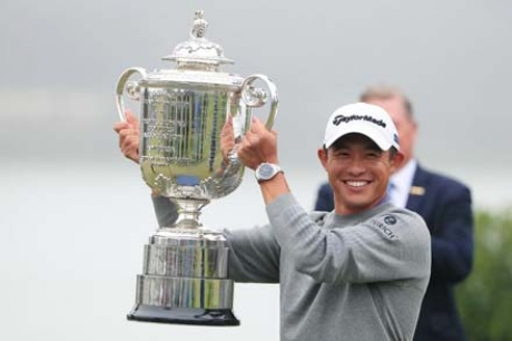 Collin Morikawa con il trofeo