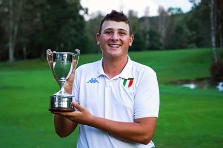 Paolo Perrino con il trofeo